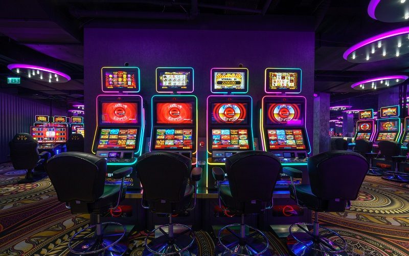 Before Switching to Any Online Casinos, Check Reviews and Play Slots Games